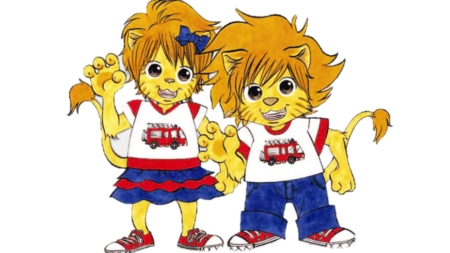 Das Maskottchen der Kinderfeuerwehr Hessen zeigt zwei als Junge und Mädchen stilisierte Löwen, die T-Shirts mit einem Feuerwehrauto tragen und die rechte Tatze nach oben strecken,